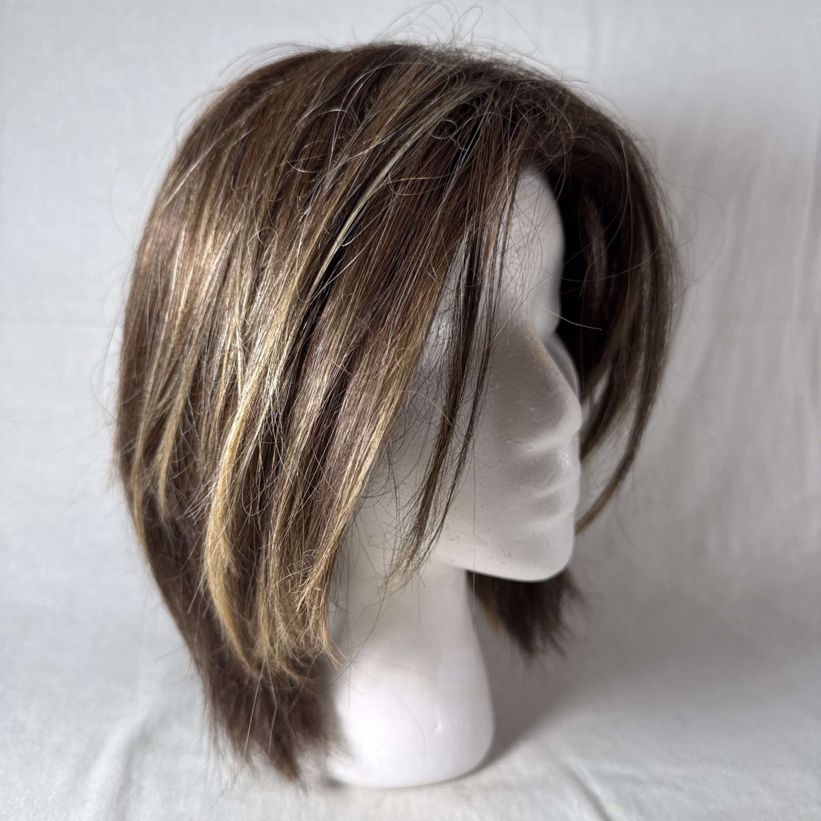 Godiva’s Secret Wigs SHORT LIGHT BROWN WITH HIGHLIGHTS LAYERED NATURAL