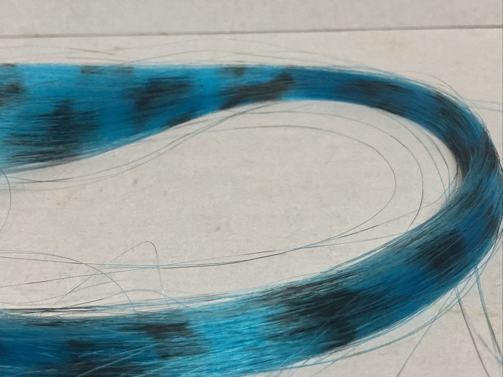 1 PIC HIGH LIGHT CLIP IN FAUX SYNTHETIC FEATHERS 16″ HAIR EXTENSION BLUE & BLACK