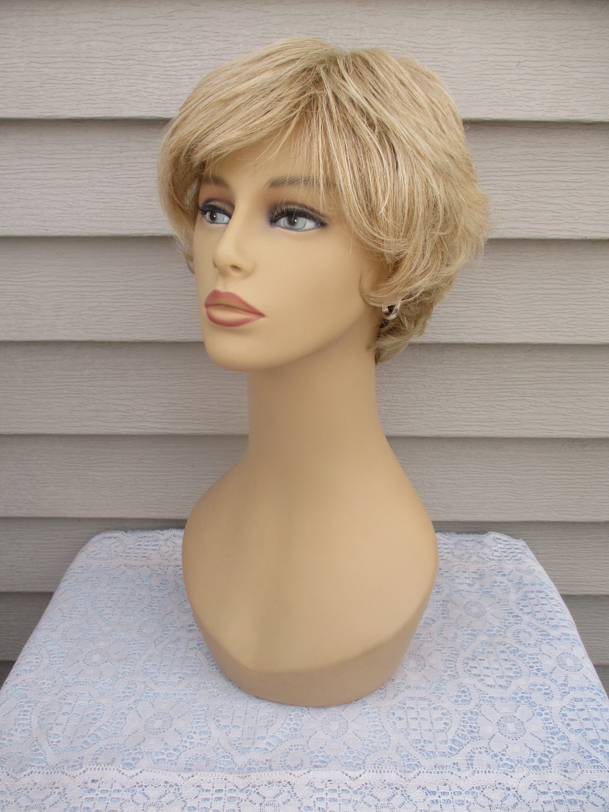 Layered MYSTERY WIG Color BLONDE w HIGHLIGHTS Short Style