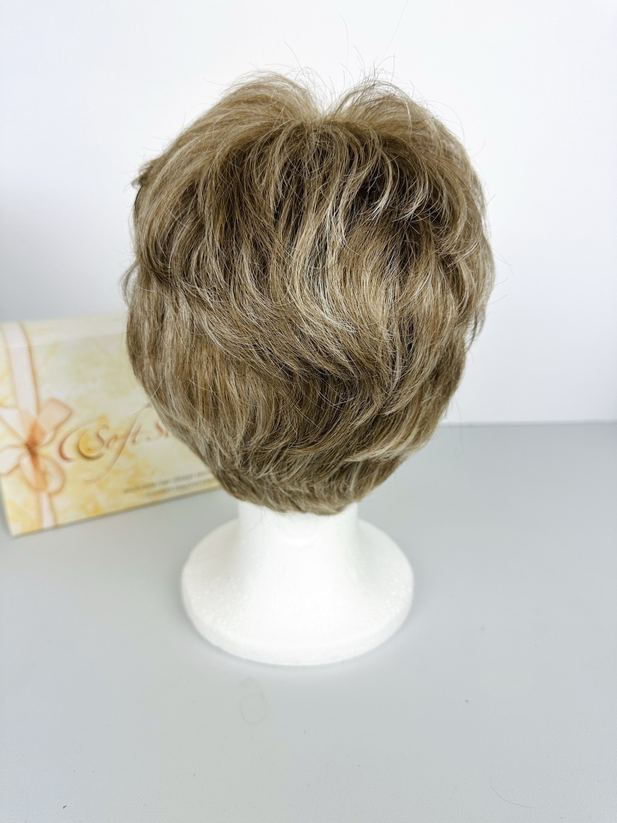 THE Wig Company Soft Stretch Gentle Moments, Color 17/101 Dark Blonde Highlights