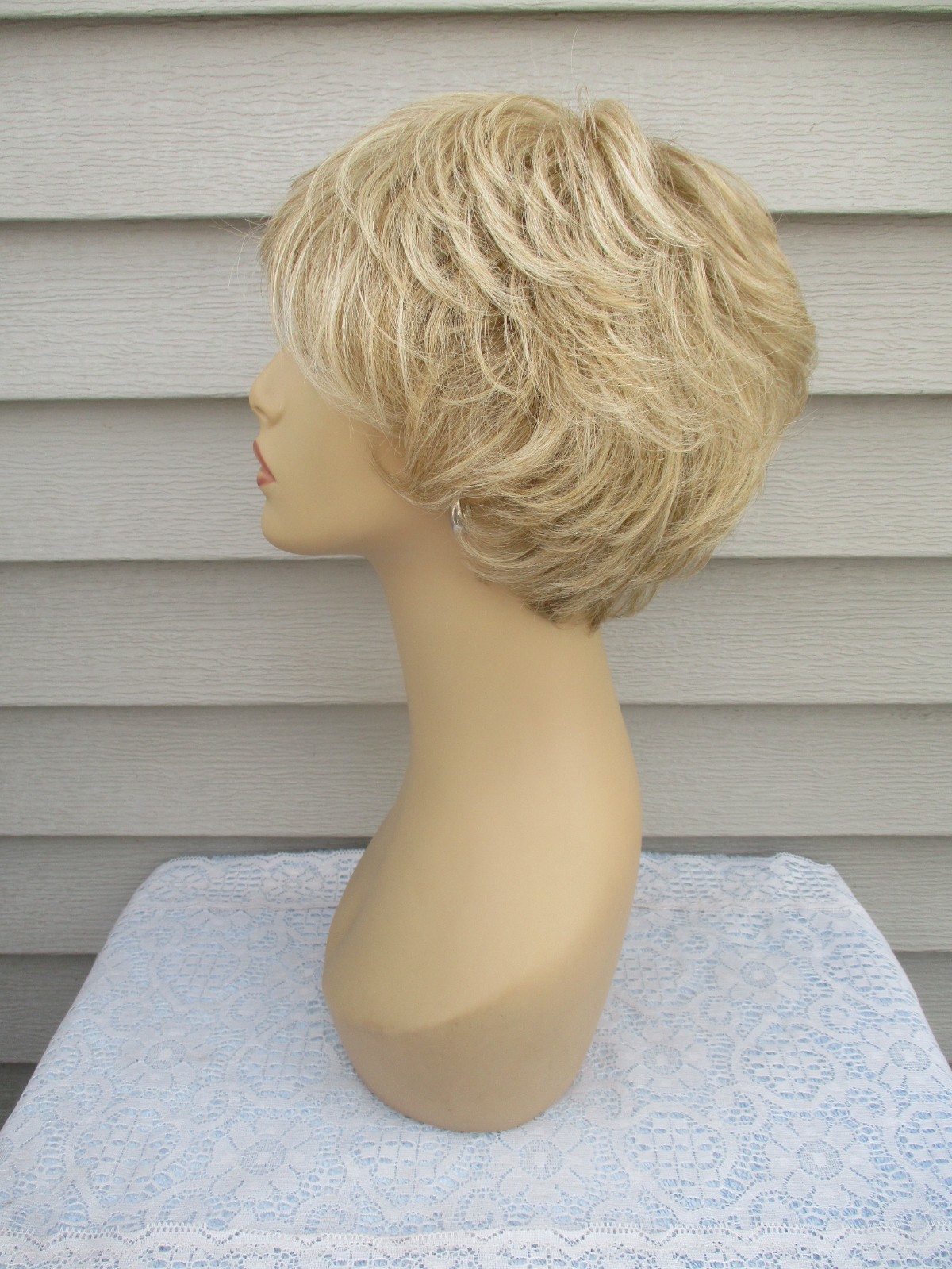 Layered MYSTERY WIG Color BLONDE w HIGHLIGHTS Short Style
