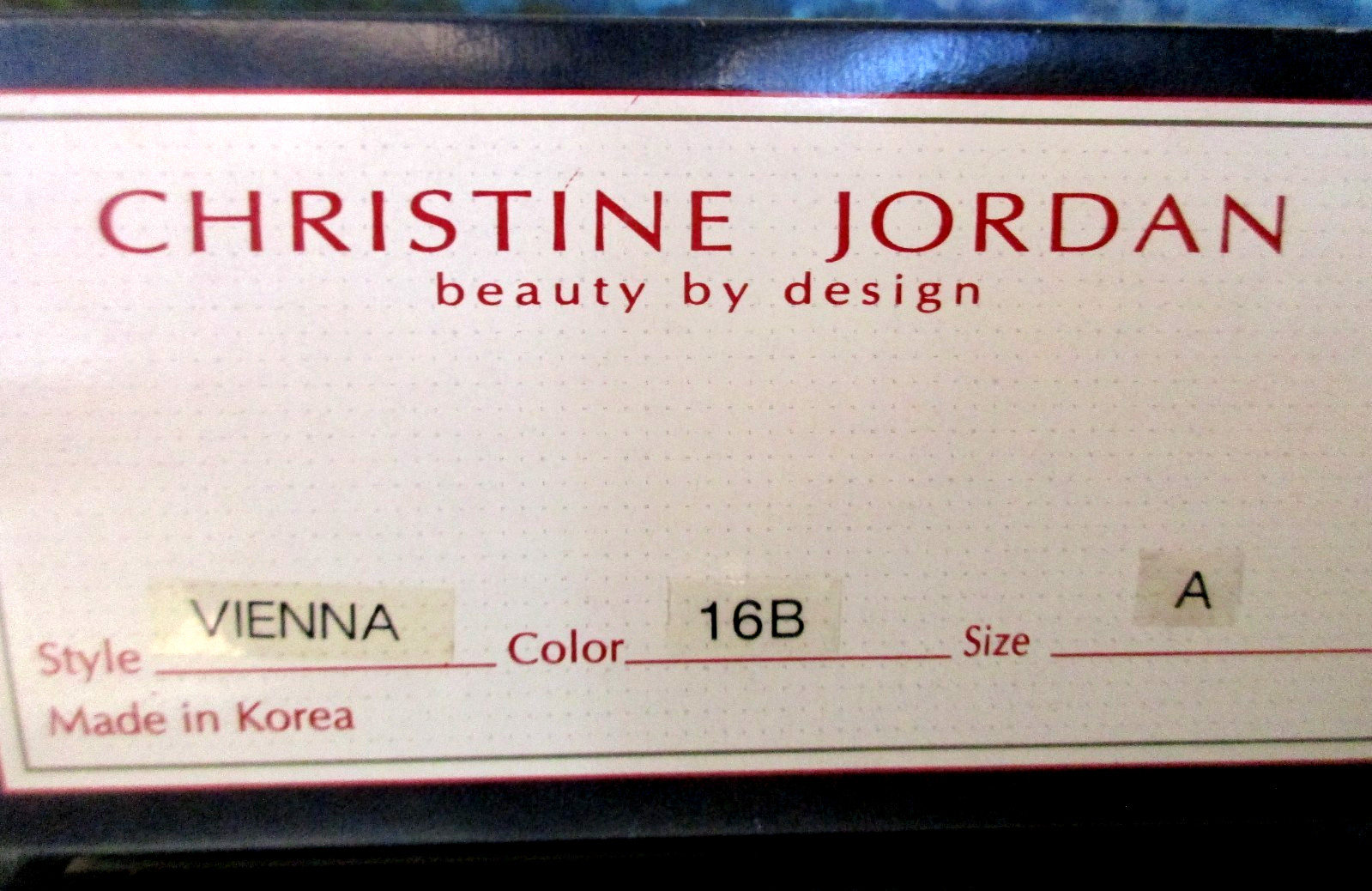Christine Jordan Wig ~ Style Vienna ~ Color 16B ~ Size A (Avg.) ~ NWT in Hairnet