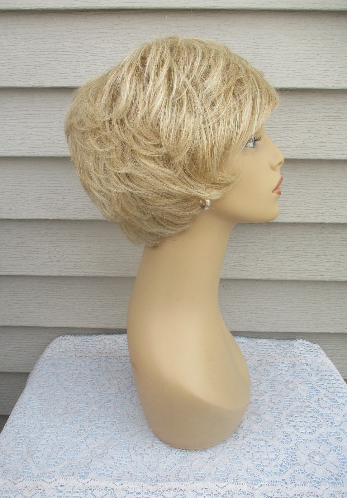 Layered MYSTERY WIG Color BLONDE w HIGHLIGHTS Short Style