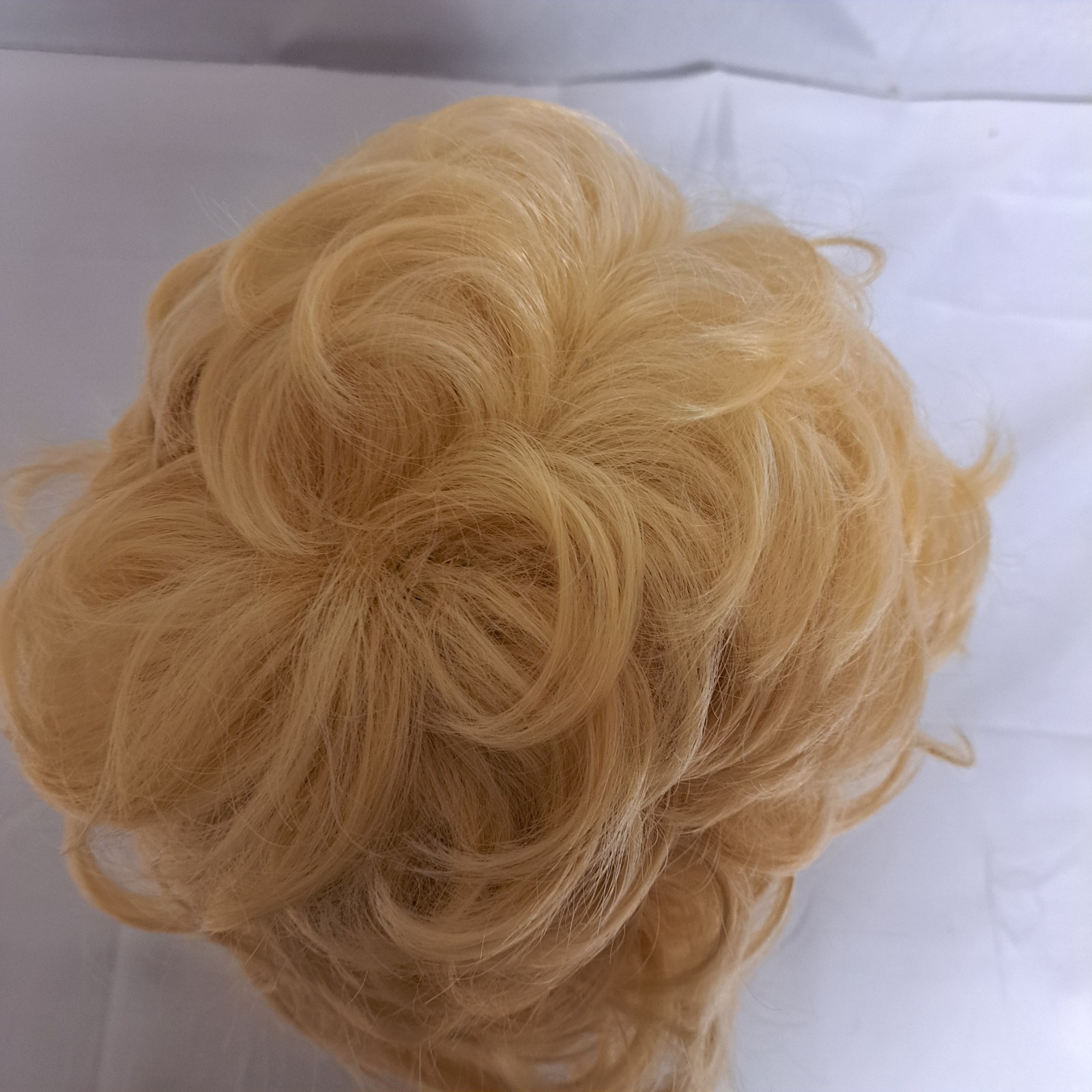 Blonde Wig Short Wavy Tossled Synthentic w/ cap Beweig Strawberry NWT