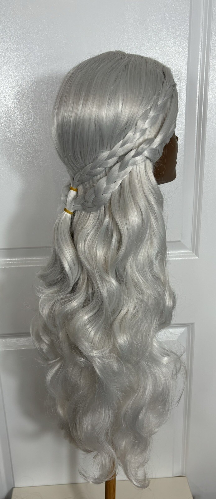 NEW Beautiful Wavy 21” Long Wig White Platinum Braids Size Large/Average New D-2