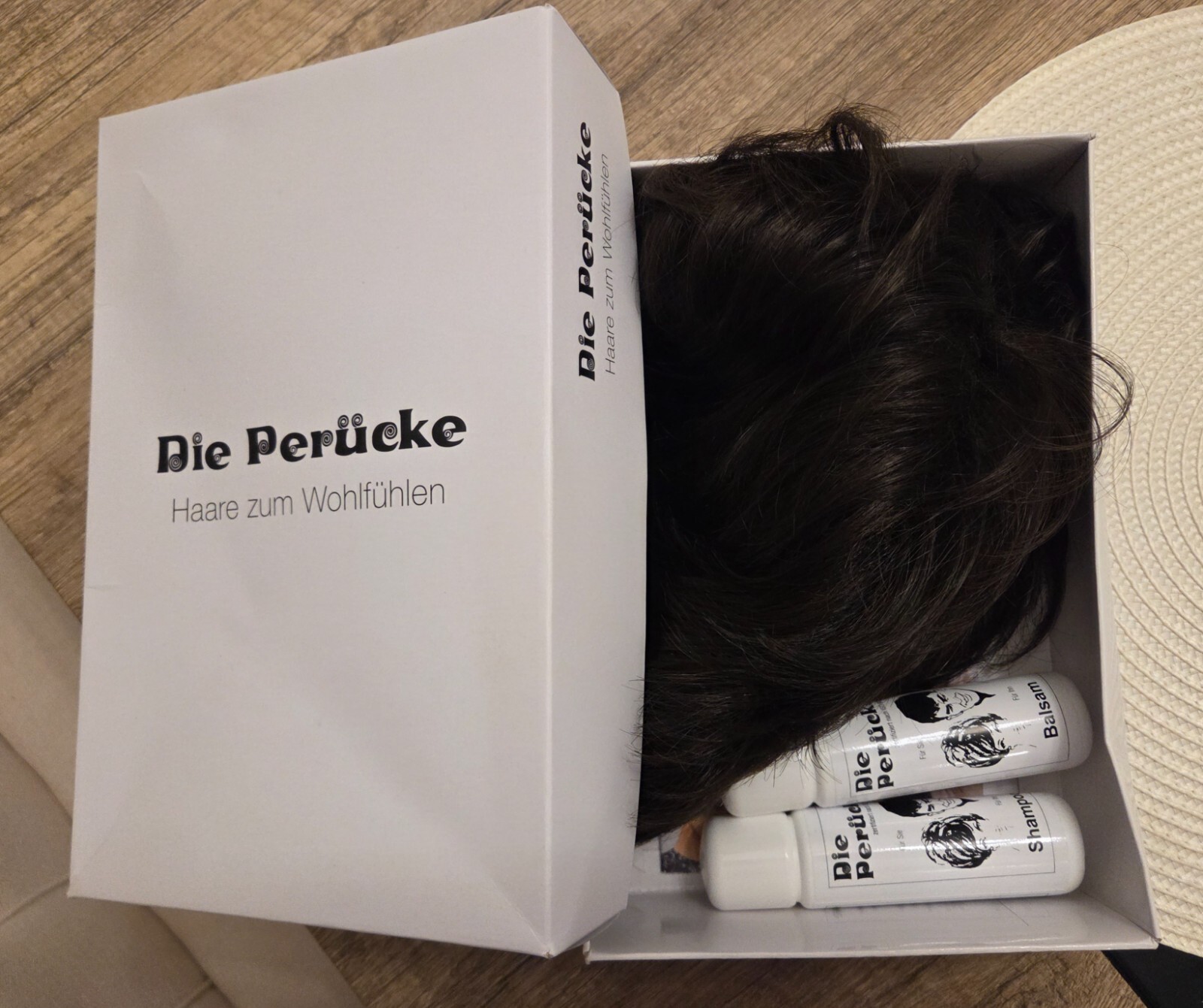 Short wig with shampoo and balm