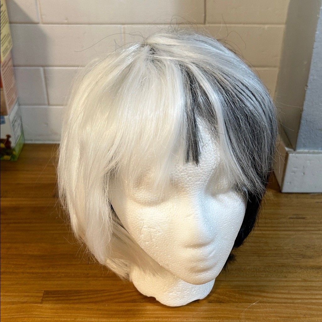 Short Wavy Cruella Deville Wig – Synthetic Black & White wig & DALMATION plushy