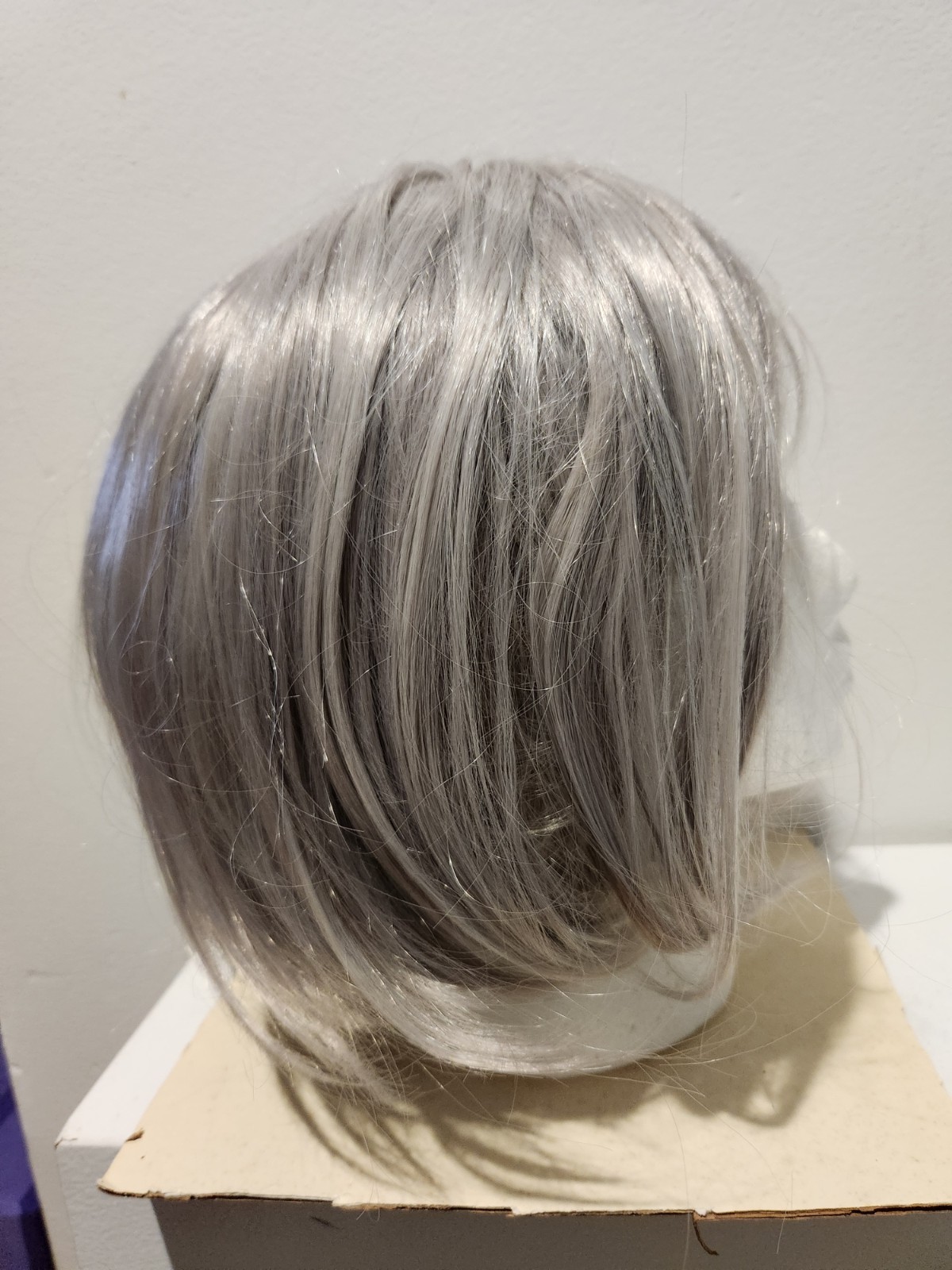 BEAUTIFUL WOMEN’S GRAY BOB WIG w/ BANGS * Lace Front ; Adjustable Hook Back*EUC