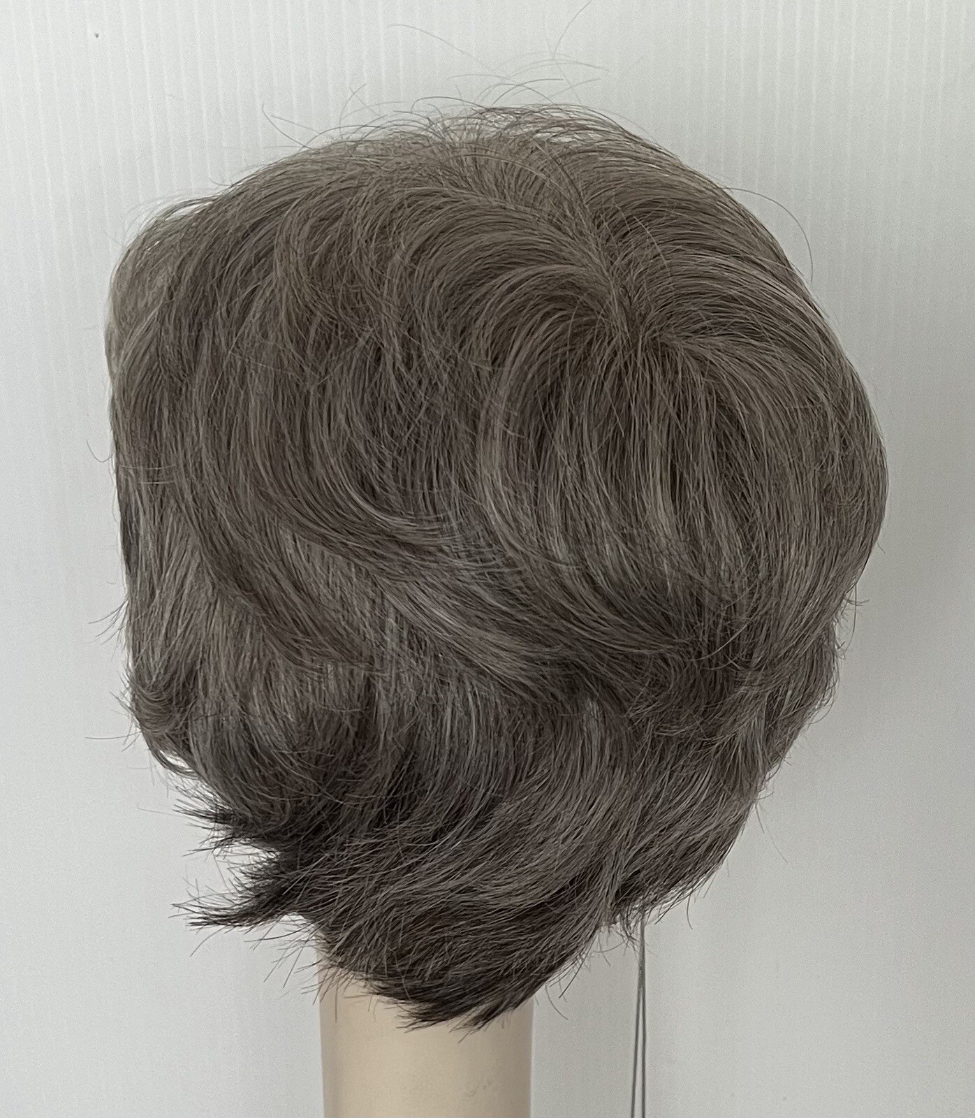 NWT! JACQUELYN Wig ELURA Synthetic TIC TAC 92 Short Layered 3-tone Gray
