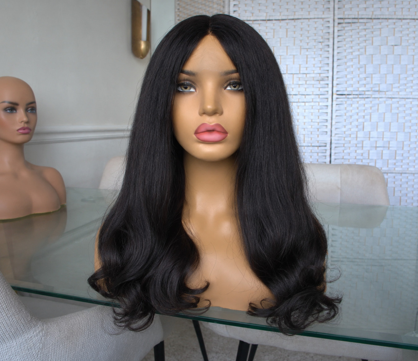 20 Inch Luxe Yaki Straight Wig met Natural Lace Parting – High Quality