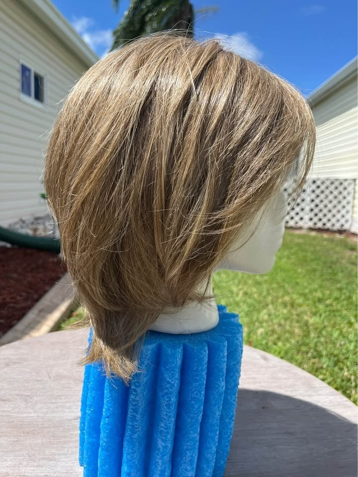 Raquel Welch TRu2Life Synthetic Wig. RL10/22SS Color: Iced Cappuccino. 10″.