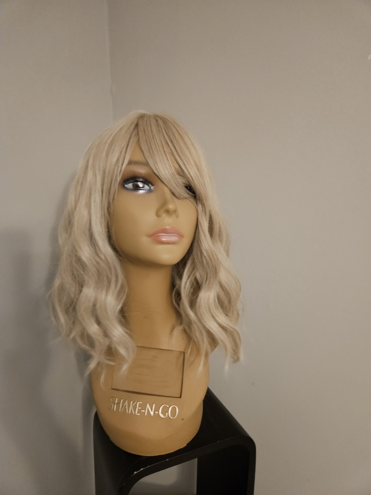 New WOMEN’S BEIGE BLONDE BANGS WAVY HAIR WIG