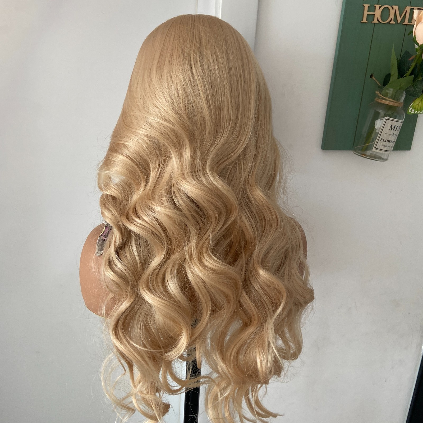 Short Layered Honey Blonde Mix Synthetic Hair Wigs Women Soft Natural Daily