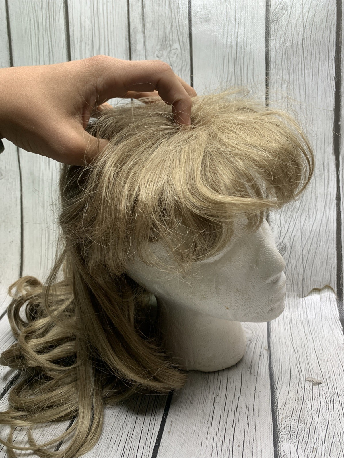 Elura Wig Blonde Short Hair 100% Modacrylic Wavy