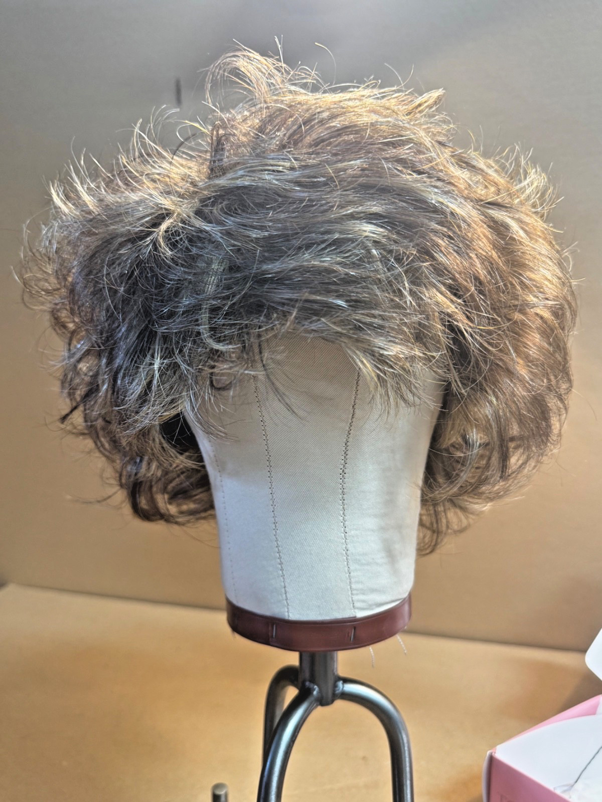 Toni brattin marvelous wig in medium blonde synthetic  Good Quality. #2. Savage