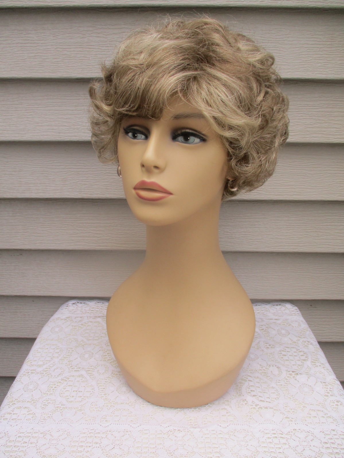 MYSTERY WIG Sz AVERAGE 18/22 LT ASH BROWN/BLONDE FROSTED Wavy/Curly style READ
