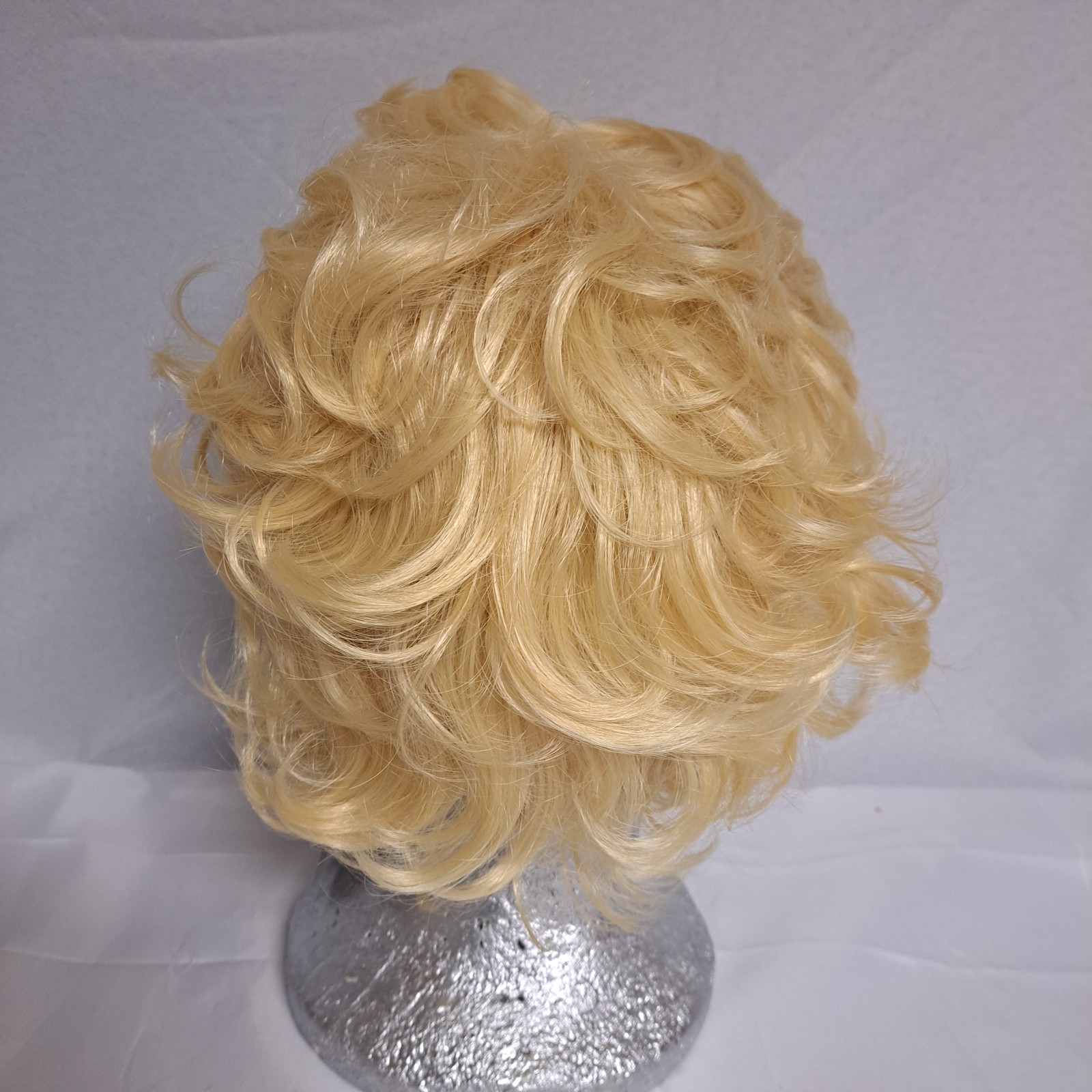 Blonde Wig Short Wavy Tossled Synthentic w/ cap Beweig Strawberry NWT