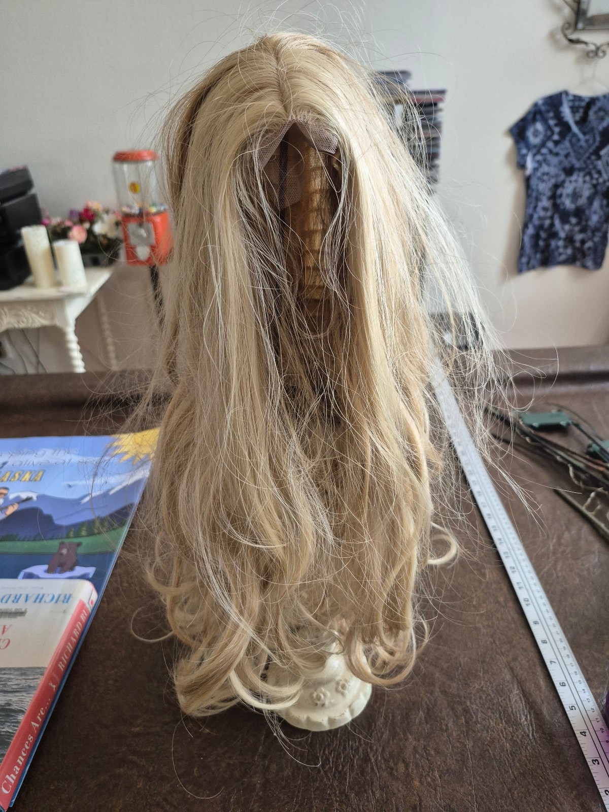 Blonde wig, parts at crown, 24″ long, wavy, no bangs