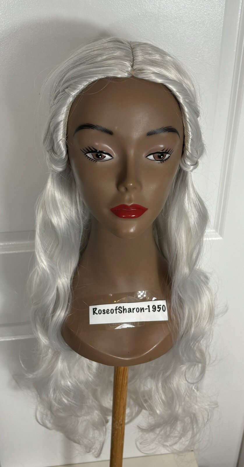 NEW Beautiful Wavy 21” Long Wig White Platinum Braids Size Large/Average New D-2