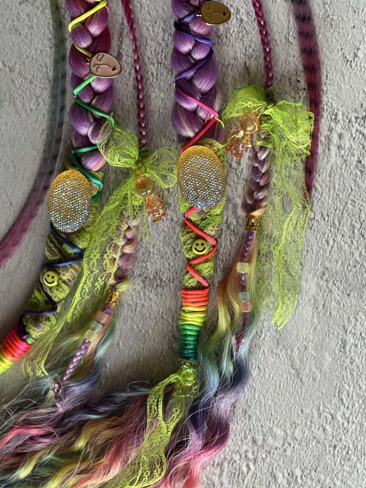 braids on rings and carabiners made of kanekalon