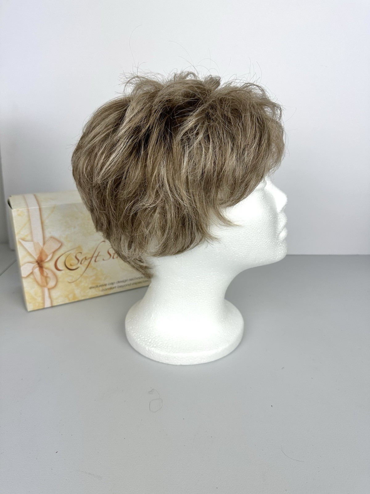 THE Wig Company Soft Stretch Gentle Moments, Color 17/101 Dark Blonde Highlights