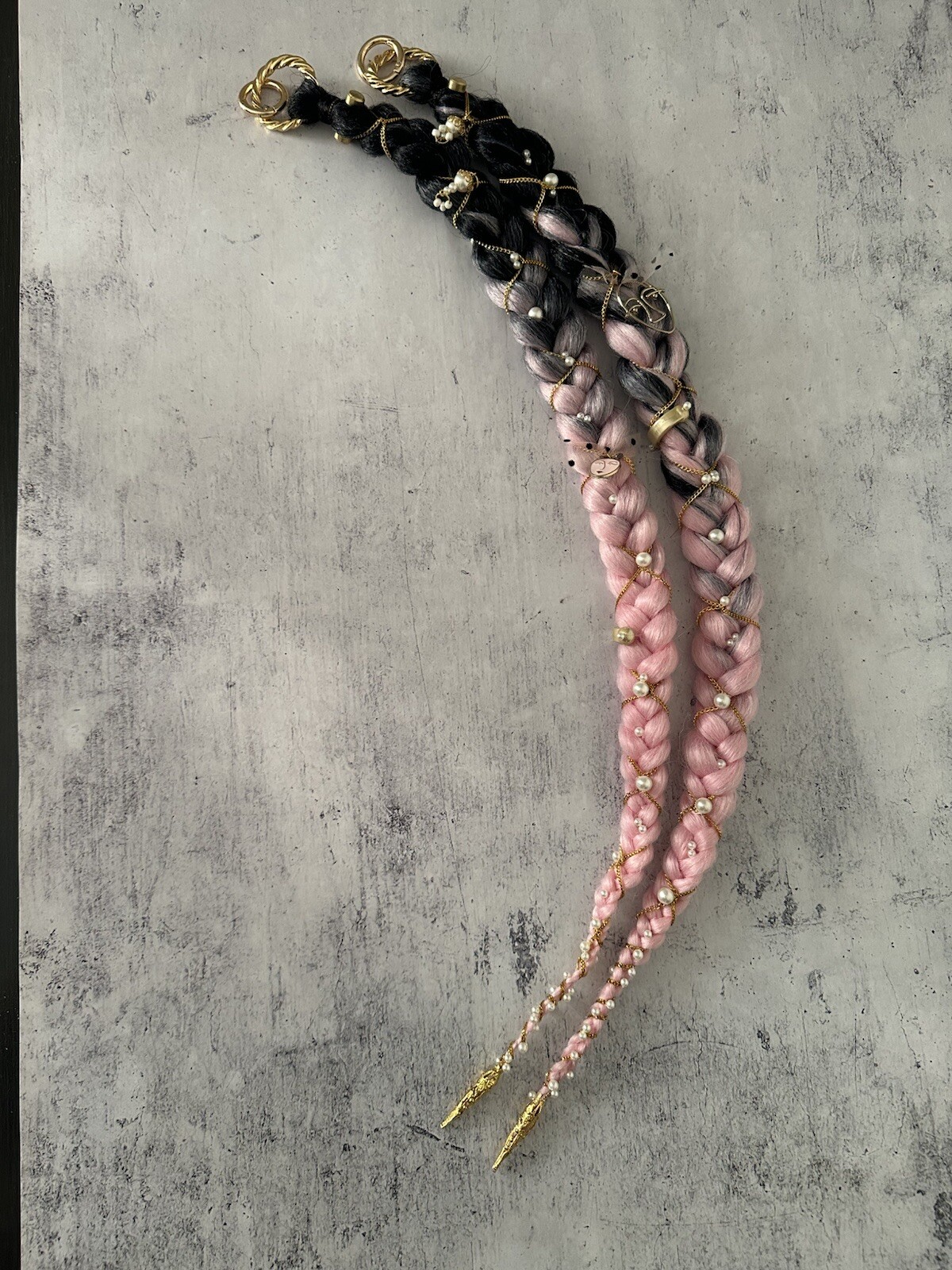 braids on rings and carabiners made of kanekalon