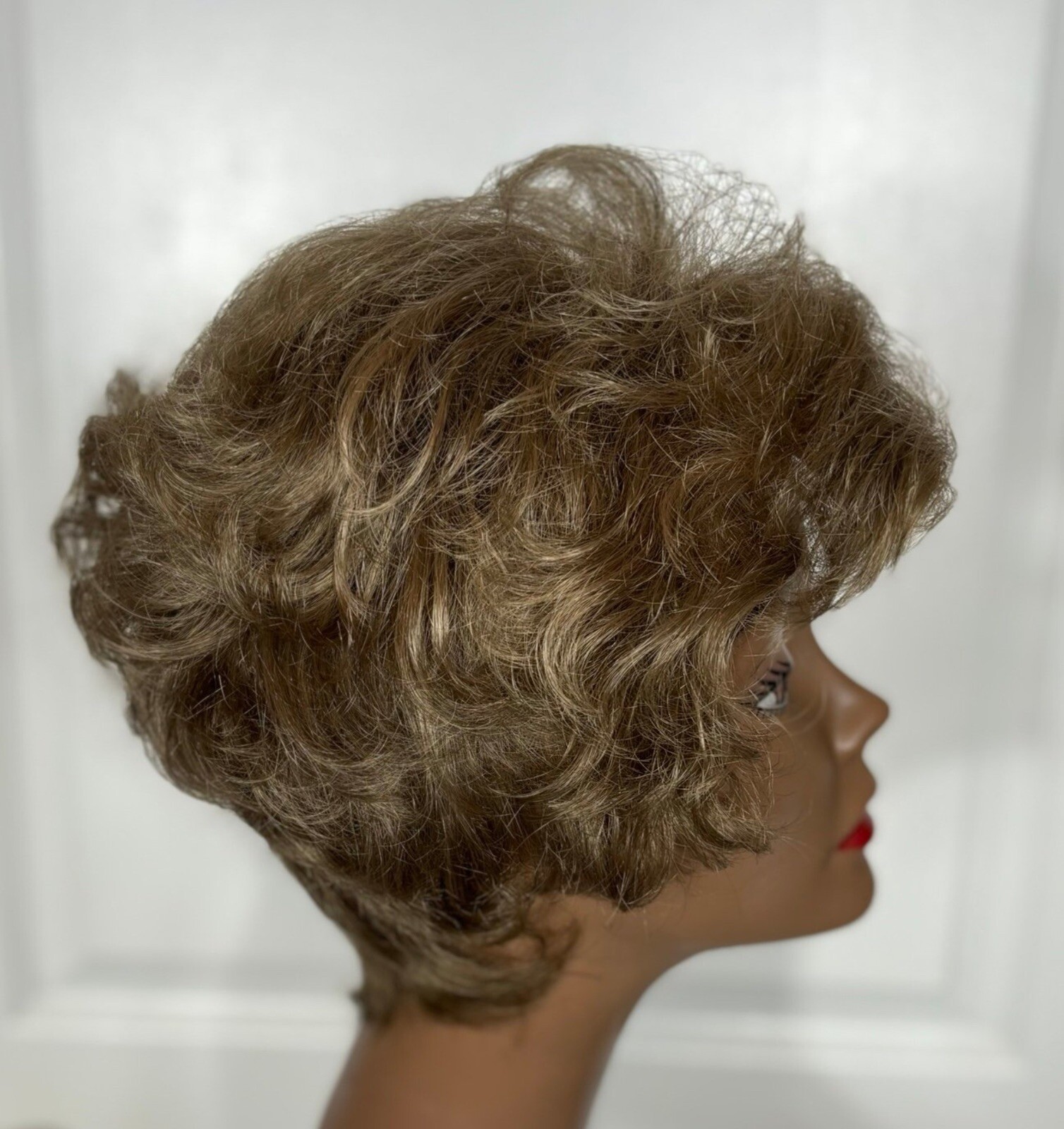 Celebration Wig Synthetic Brownish Blonde Wavy Layers SZ Average Clean GUC 10-18